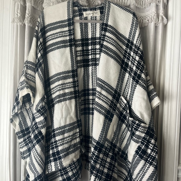 Abercrombie White and Navy Shawl - Picture 1 of 4